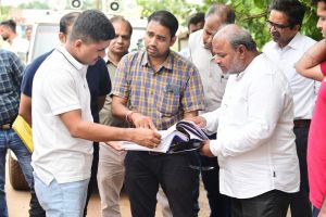  कलेक्टर ने शहर में जन सुविधाओं के विकास के लिए प्रस्तावित स्थलों का दौरा किया