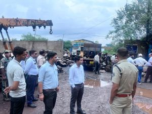  कलेक्टर डाॅ. गौरव सिंह के निर्देश पर जिला प्रशासन ने कबाड़ यार्ड में की कार्रवाई