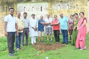 भिलाई में ऑक्सीजोन के सदस्यों ने  एक पेड़ मां के नाम अभियान के अंतर्गत वृक्षारोपण किया 