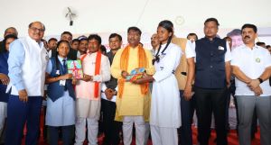 वन मंत्री केदार कश्यप ने ‘‘घर-घर पुस्तक, हर-घर लाइब्रेरी’’ का किया शुभारंभ वन मंत्री केदार कश्यप ने ‘‘घर-घर पुस्तक, हर-घर लाइब्रेरी’’ का किया शुभारंभ