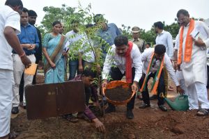   उप मुख्यमंत्री विजय शर्मा ने किया कलेक्टोरेट परिसर में वृक्षारोपण
