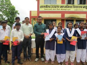  मझगांव स्कूल में गरीब बच्चों को पेेन-कॉपी बांटे गए