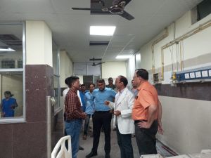 मलेरिया व डायरिया पीड़ित मरीजों को देखने सिम्स और जिला अस्पताल पहुंचे कलेक्टर मलेरिया व डायरिया पीड़ित मरीजों को देखने सिम्स और जिला अस्पताल पहुंचे कलेक्टर