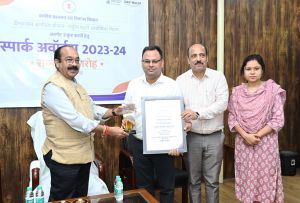 उप मुख्यमंत्री अरुण साव ने ‘स्पार्क’ पुरस्कार विजेता नगरीय निकायों के अधिकारियों और लाभार्थियों को किया सम्मानित उप मुख्यमंत्री अरुण साव ने ‘स्पार्क’ पुरस्कार विजेता नगरीय निकायों के अधिकारियों और लाभार्थियों को किया सम्मानित