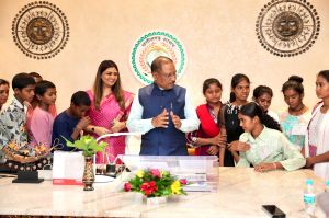 अपने माता-पिता के सपनों को गढ़ने अच्छी शिक्षा पा रहे सेमरहा के बच्चे, विधानसभा परिसर में की मुख्यमंत्री से मुलाकात