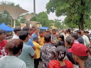 निगम स्वास्थ्य अधिकारी ने एनआईटी के पास चैपाटी के सभी फेरी वालो को प्लास्टिक के प्रोडक्ट का उपयोग नहीं करने की समझाइश दी निगम स्वास्थ्य अधिकारी ने एनआईटी के पास चैपाटी के सभी फेरी वालो को प्लास्टिक के प्रोडक्ट का उपयोग नहीं करने की समझाइश दी