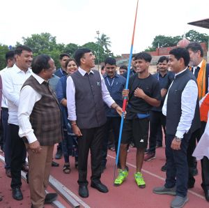 केंद्रीय खेल मंत्री जैवलिन थ्रो खिलाड़ी के प्रतिभा के हुए कायल केंद्रीय खेल मंत्री जैवलिन थ्रो खिलाड़ी के प्रतिभा के हुए कायल