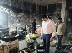 खाद्य सुरक्षा विभाग द्वारा अवैध मिठाई कारखाना में दी गई दबिश खाद्य सुरक्षा विभाग द्वारा अवैध मिठाई कारखाना में दी गई दबिश