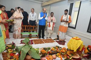 राज्यपाल रमेन डेका कृषि मंत्री नेताम के गृह प्रवेश कार्यक्रम में शामिल हुए राज्यपाल रमेन डेका कृषि मंत्री नेताम के गृह प्रवेश कार्यक्रम में शामिल हुए