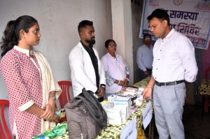 कलेक्टर ने डौण्डीलोहारा में जन समस्या निवारण शिविर का किया अवलोकन कलेक्टर ने डौण्डीलोहारा में जन समस्या निवारण शिविर का किया अवलोकन