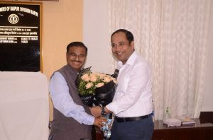 नव नियुक्त संभागायुक्त महादेव कावरे से कलेक्टर डॉ. गौरव सिंह ने की सौजन्य मुलाकात नव नियुक्त संभागायुक्त महादेव कावरे से कलेक्टर डॉ. गौरव सिंह ने की सौजन्य मुलाकात