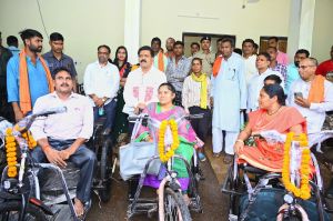 उपमुख्यमंत्री विजय शर्मा ने दिव्यांगजनों को ट्रायसायकल और व्हील चेयर का किया वितरण उपमुख्यमंत्री विजय शर्मा ने दिव्यांगजनों को ट्रायसायकल और व्हील चेयर का किया वितरण