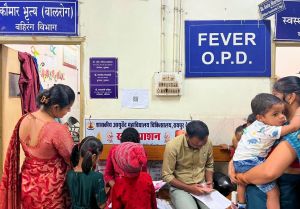 लगातार बारिश के बीच स्वर्णप्राशन के लिए आयुर्वेद महाविद्यालय चिकित्सालय में उमड़ी भीड़ लगातार बारिश के बीच स्वर्णप्राशन के लिए आयुर्वेद महाविद्यालय चिकित्सालय में उमड़ी भीड़