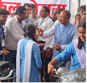 साइकिल की घंटी बजते ही छात्राओं के चेहरे पर आई मुस्कान... साइकिल की घंटी बजते ही छात्राओं के चेहरे पर आई मुस्कान...