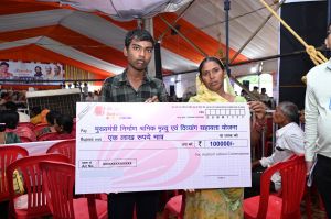 निर्माण श्रमिक की मृत्यु पर परिजनों को मिली सहायता राशि निर्माण श्रमिक की मृत्यु पर परिजनों को मिली सहायता राशि