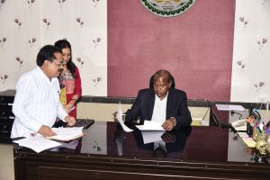 नये संभागायुक्त नीलम नामदेव एक्का ने कार्यभार ग्रहण किया