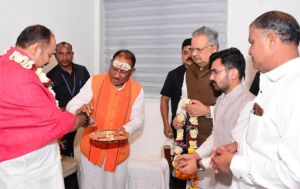 मुख्यमंत्री विष्णु देव साय ने सुप्रसिद्ध कथावाचक पंडित प्रदीप मिश्रा से की सौजन्य मुलाकात