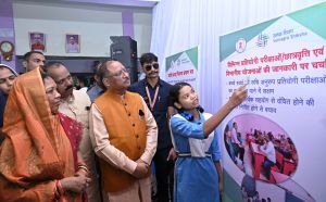 बच्चों ने मुख्यमंत्री को पोस्टर एक्सप्लेन कर दी &lsquo;&lsquo;पालक-शिक्षक मीटिंग&rsquo;&rsquo;के एजेंडा की जानकारी