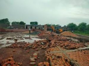 नगोई में नाले पर किए गए अवैध कब्जे पर चला बुलडोजर