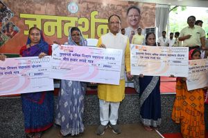 मुख्यमंत्री विष्णु देव साय ने श्रम विभाग के 12 हितग्राहियों को विभिन्न योजनाओं के तहत चेक सौंपे