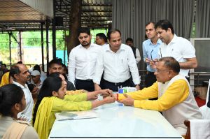  जन दर्शन में मुख्यमंत्री को बहनों ने बांधी राखी, मुख्यमंत्री ने कहा- रक्षाबंधन का देंगे उपहार