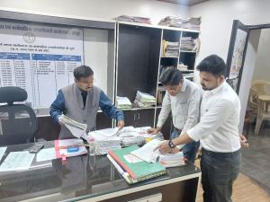 कावरे अचानक पहुंचे एसडीएम और तहसील कार्यालय, जांचे रिकार्ड कावरे अचानक पहुंचे एसडीएम और तहसील कार्यालय, जांचे रिकार्ड