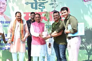 रायपुर : ‘एक पेड़ महतारी के नाम’ महाभियान का शुभारंभ रायपुर : ‘एक पेड़ महतारी के नाम’ महाभियान का शुभारंभ