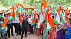 संभागायुक्त और कलेक्टर ने कर्मचारियों को वितरित किए झंडे संभागायुक्त और कलेक्टर ने कर्मचारियों को वितरित किए झंडे