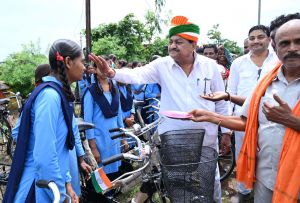 खाद्य मंत्री श्री बघेल ने 88 छात्राओं को किया साइकिल वितरण खाद्य मंत्री श्री बघेल ने 88 छात्राओं को किया साइकिल वितरण