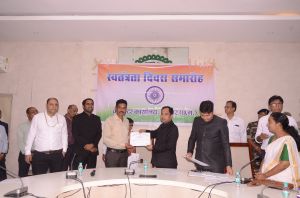 कलेक्टर डाॅ. गौरव सिंह ने उत्कृष्ट कार्य करने वाले अधिकारी व कर्मचारी सम्मानित