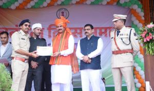  स्वास्थ्य मंत्री श्याम बिहारी जायसवाल ने बलौदाबाजार में फहराया तिरंगा 