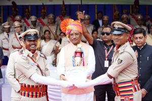  मुख्यमंत्री ने आकर्षक मार्च पास्ट के लिए केन्द्रीय औद्योगिक सुरक्षा बल को प्रथम पुरस्कार प्रदान किया