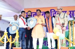  खाद्य मंत्री दयालदास बघेल ने महासमुंद में किया ध्वजारोहण