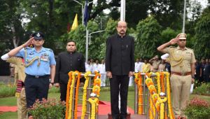 राज्यपाल श्री डेका ने राजभवन में किया ध्वजारोहण