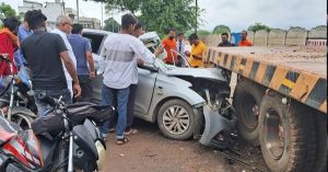 बिलासपुर में खड़े ट्रेलर से टकराई कार, मां-बेटी समेत 3 की मौत, दो घायल