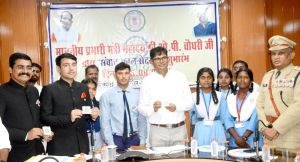  मंत्री ओपी चौधरी ने मड़वा पावर प्लांट के श्रमिकों के लिए शहीद वीर नारायण सिंह श्रम अन्न योजना के तहत कैंटीन का किया वर्चुअली शुभारंभ