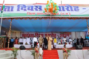 सांसद  कमलेश जांगड़े ने किया ध्वजारोहण और परेड की ली सलामी