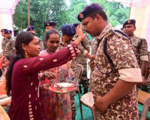रक्षाबंधन का उत्सव: महिलाओं ने सुरक्षा बल के जवानों को बांधी राखी रक्षाबंधन का उत्सव: महिलाओं ने सुरक्षा बल के जवानों को बांधी राखी