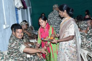 रक्षाबंधन पर बहनों ने जवानों को बांधी राखी, बहनों ने दी दीर्घायु होने की शुभकामनाएं रक्षाबंधन पर बहनों ने जवानों को बांधी राखी, बहनों ने दी दीर्घायु होने की शुभकामनाएं