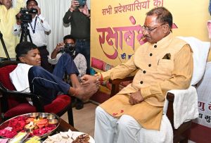 हाथ नहीं, पैरों से मुख्यमंत्री श्री साय को वर्षा ने बांधी राखी हाथ नहीं, पैरों से मुख्यमंत्री श्री साय को वर्षा ने बांधी राखी