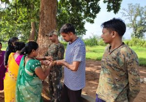 मुख्यमंत्री की पहल पर पुलिस कैंपों में रक्षा बंधन का विशेष आयोजन मुख्यमंत्री की पहल पर पुलिस कैंपों में रक्षा बंधन का विशेष आयोजन