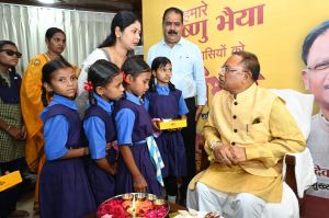 मुख्यमंत्री की कलाई पर अभ्यास स्कूल की छात्राओं ने सजाई खुद की बनाई राखी मुख्यमंत्री की कलाई पर अभ्यास स्कूल की छात्राओं ने सजाई खुद की बनाई राखी