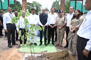 एक पेड़ मां के नाम पर राज्यपाल श्री रमेन डेका ने लगाया कचनार का पौधा एक पेड़ मां के नाम पर राज्यपाल श्री रमेन डेका ने लगाया कचनार का पौधा