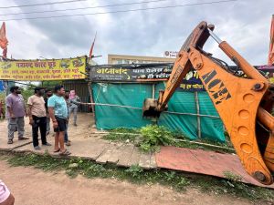   नेहरू नगर चौक से सूर्या माॅल  तक सड़क के किनारे अवैध रूप से व्यापार करने वालों पर निगम की बड़ी कार्यवाही 