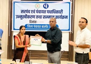 सीईओ जिला पंचायत ने किया उत्कृष्ट कार्य करने वाले सरपंच एवं सचिवों का सम्मान सीईओ जिला पंचायत ने किया उत्कृष्ट कार्य करने वाले सरपंच एवं सचिवों का सम्मान