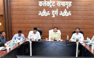  कलेक्टर ने राजस्व अधिकारियों की बैठक लेकर कार्यों की समीक्षा की