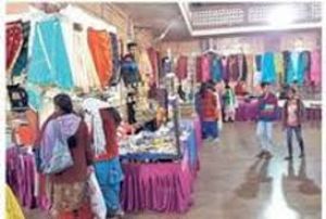  राघवेंद्र राव सभा भवन में आयोजित हथकरघा वस्त्रों की प्रदर्शनी सह विक्रय के प्रति लोगों में उत्साह