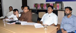 बीएलओ द्वारा मतदाता सूची पुनरीक्षण कार्य की समीक्षा की आयुक्त देवेश कुमार ध्रुव ने