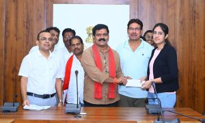 उपमुख्यमंत्री विजय शर्मा ने कबीरधाम जिले के मेघावी विद्यार्थियों को स्वेच्छा अनुदान से 3 लाख 45 हज़ार का चेक किया प्रदान उपमुख्यमंत्री विजय शर्मा ने कबीरधाम जिले के मेघावी विद्यार्थियों को स्वेच्छा अनुदान से 3 लाख 45 हज़ार का चेक किया प्रदान