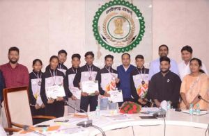 कलेक्टर डाॅ. गौरव सिंह ने वेटलिफ्टिंग में पदक जीतने वाले खिलाड़ियों का किया सम्मान कलेक्टर डाॅ. गौरव सिंह ने वेटलिफ्टिंग में पदक जीतने वाले खिलाड़ियों का किया सम्मान